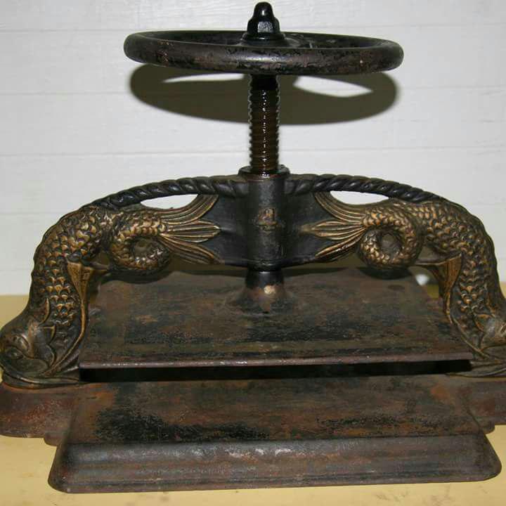 پرس دستی بسیار کمیاب با آرم ماهی طلایی